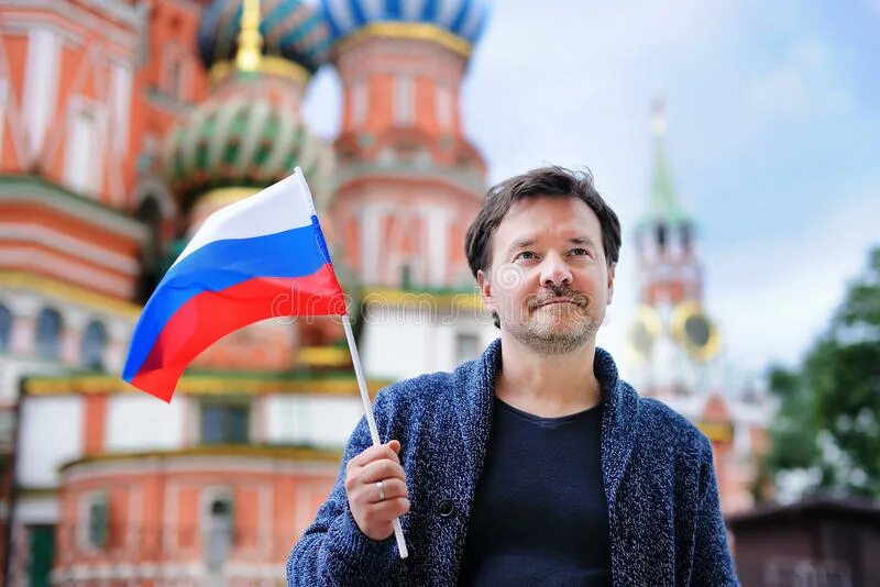 12 июня мужчина. Человек с флагом. Мужчина с флагом России. Люди с российским флагом. Парень с российским флагом.