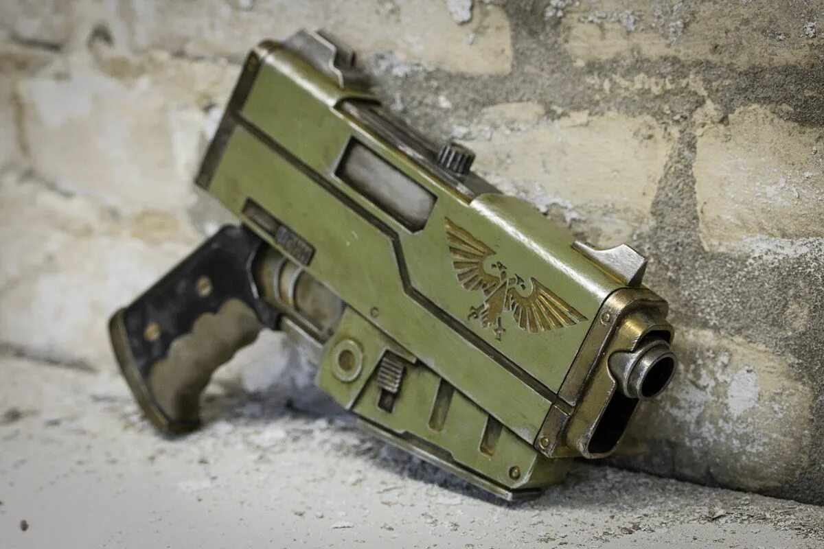 Warhammer 40000 bolt pistol. Болтер из вархаммер. Болтер вархаммер 40000. Warhammer 40000 bolt pistol. Warhammer 40k болтер.