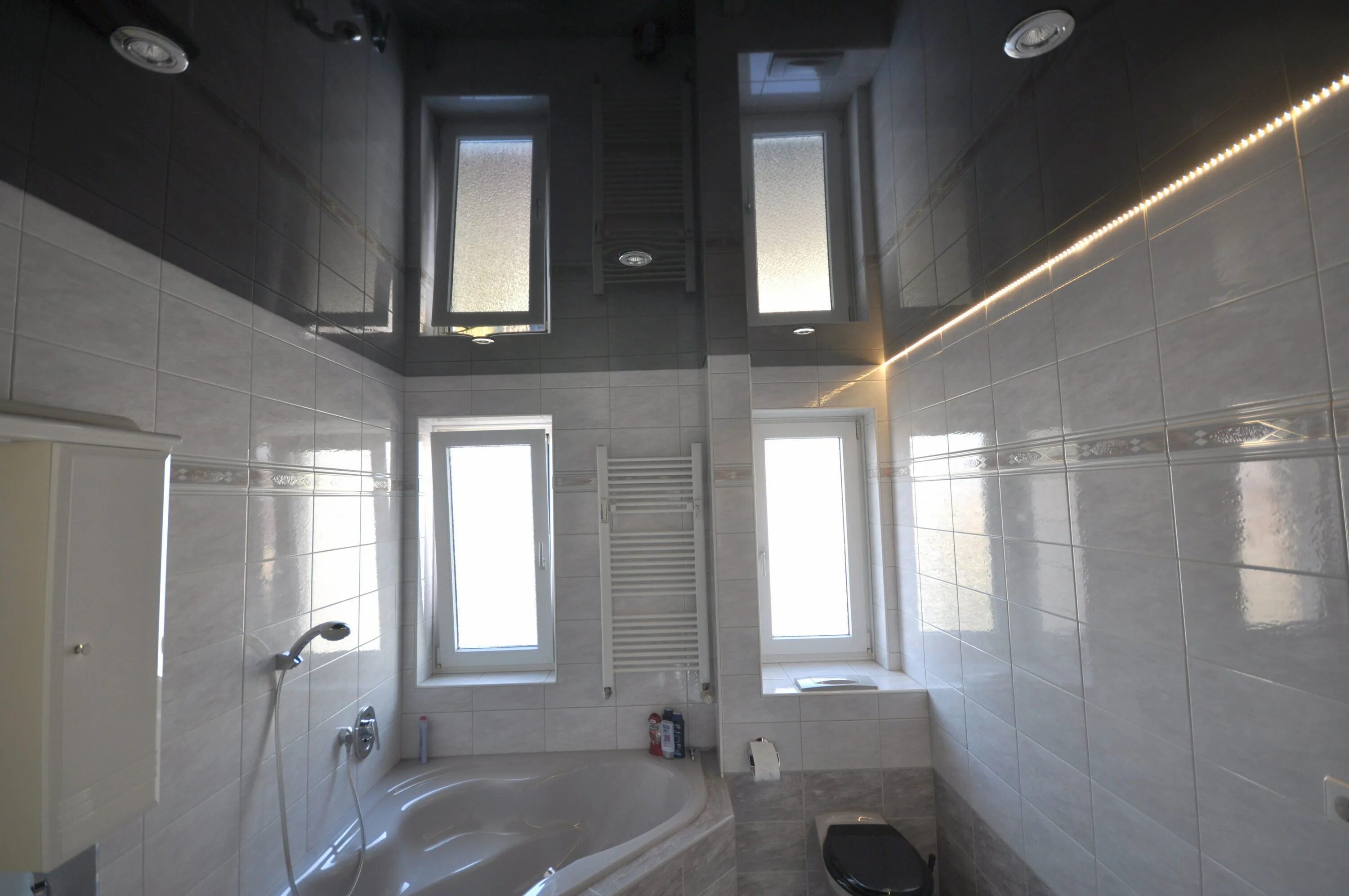 Глянцевый потолок в ванной. Потолок в ванной. Черный глянцевый потолок. Черный глянцевый потолок в ванной. Глянцевы потолок в ванной.