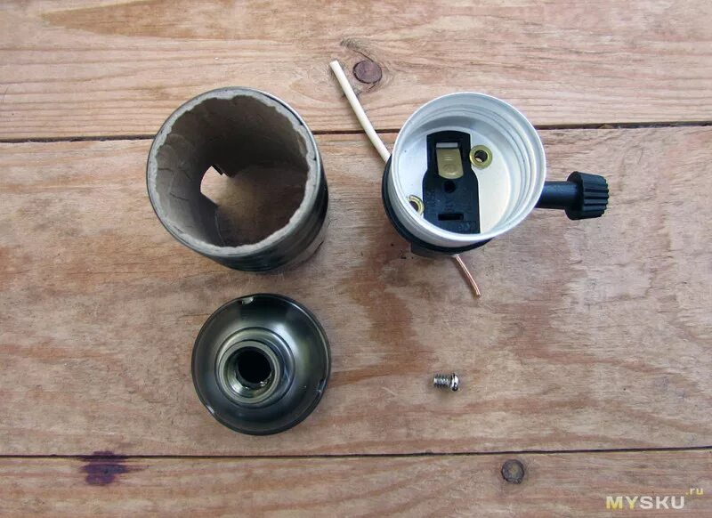 Перегорел патрон в люстре. Патрон для лампочки изнутри. Крепление патрона е40 в светильнике кобра. Патрон лампы е14 разобрать. Патрон лампы эдисона е27 разбор.