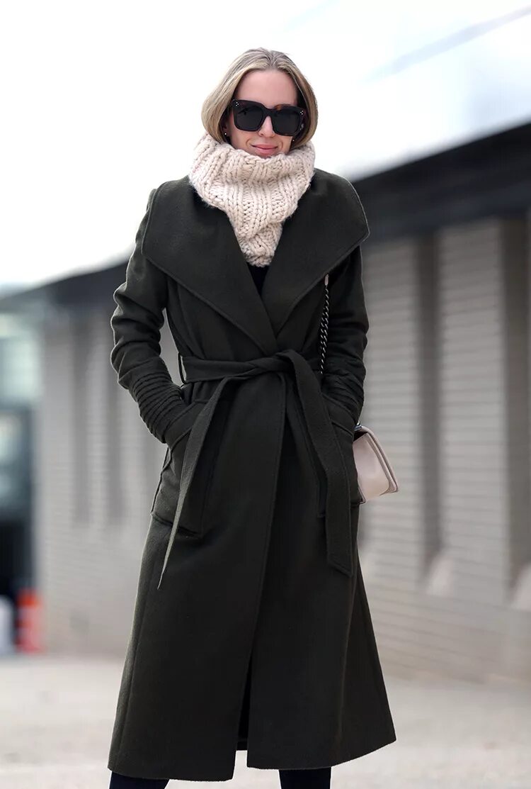 Длинный шарф с пальто. Пальто с шарфом женское. Шарф на пальто с капюшоном. Черное пальто с шарфом женское.