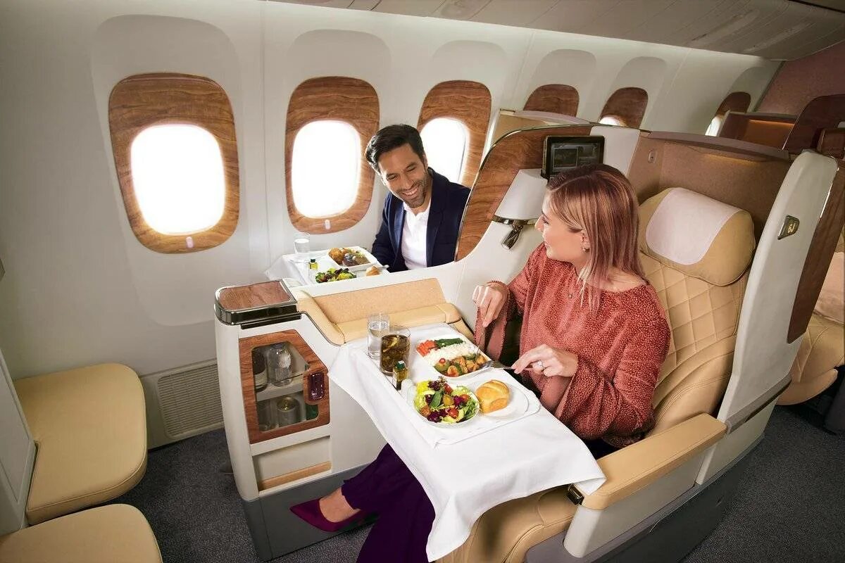 Первый класс swiss international airlines. Boeing 747-8i бизнес. Эмирейтс боинг 777 business. Бизнес класс эмирейтс. Первый класс боинг 777 эмирейтс.