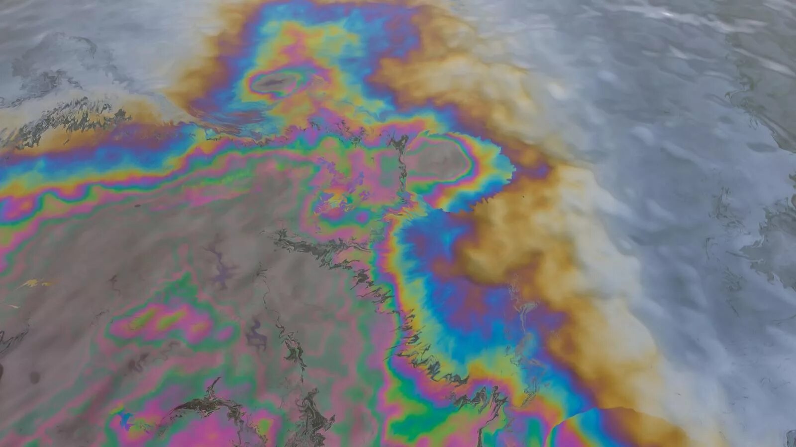 Масляная пленка на воде. Нефтяные пятна на воде. нефтяная пленка на поверхности океана. нефтяная пленка на воде.