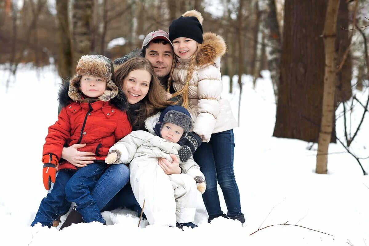 В 25 лет трое детей. Зимняя семейная фотосессия. Семейная фотосессия зимой на улице. Зимняя фотосессия на улице семейная. Семья на природе зимой.
