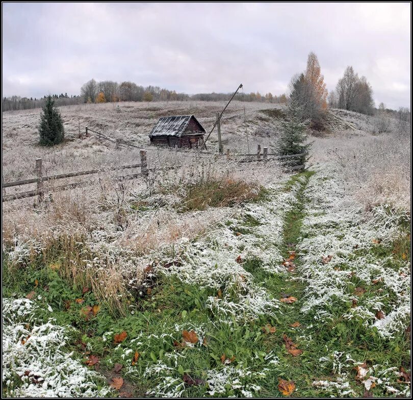 Первый снег в селе. Первый снег в деревне. деревня осенью. деревня в снегу. ноябрь в деревне.
