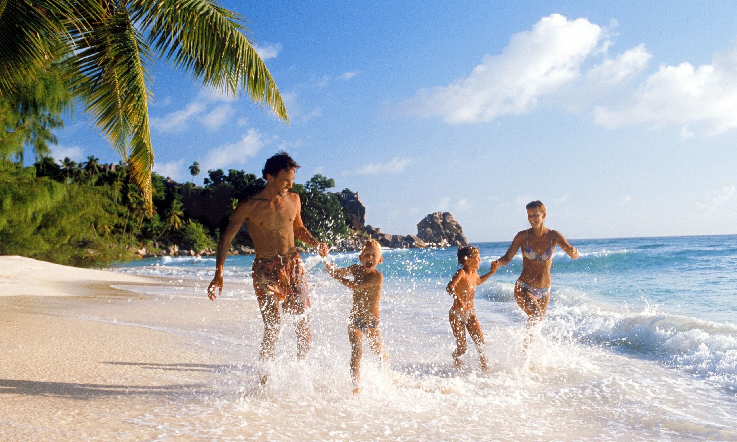 Пляж море люди. Люди на море. Семья на пляже. Люди на пляже. Holidays in the sun