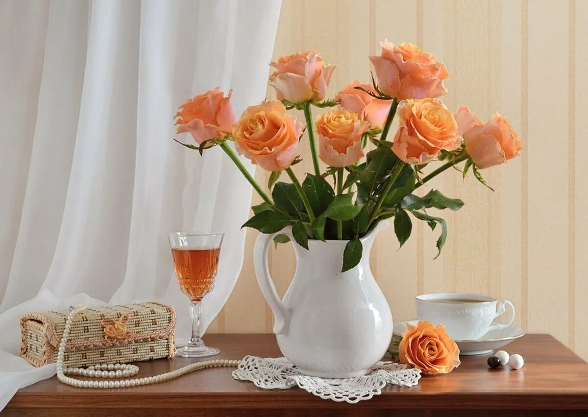 Красивые цветы в вазах. Шикарные цветы в вазе. Цветы в вазе на столе. Оранжевые розы в вазе