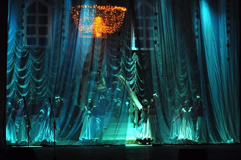 катя отвечает за оформление сцены напомнила. новогодние декорации для сцены. катя отвечает за оформление сцены напомнила. дизайн проект сцены. свадебный президиум макет.