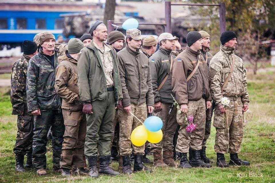 Нищие украинские военные. Украинские военные бомжи. Военный бомж