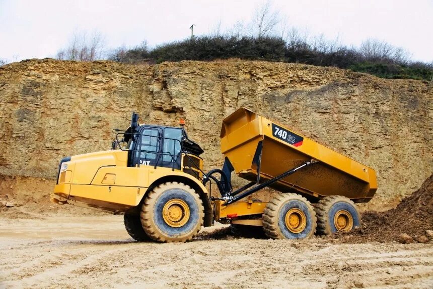 Сат жпт. Cat 740 самосвал. сочлененный самосвал катерпиллер. сочлененный самосвал сат 740. карьерный самосвал катерпиллер сочлененный.