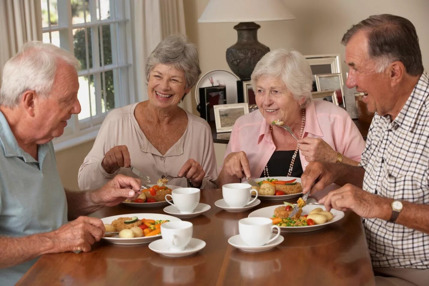 Что нельзя есть пожилым людям. Питание пожилых. Правильное питание для пожилых людей. Здоровое питание пожилых людей. Питание людей пожилого и старческого возраста.