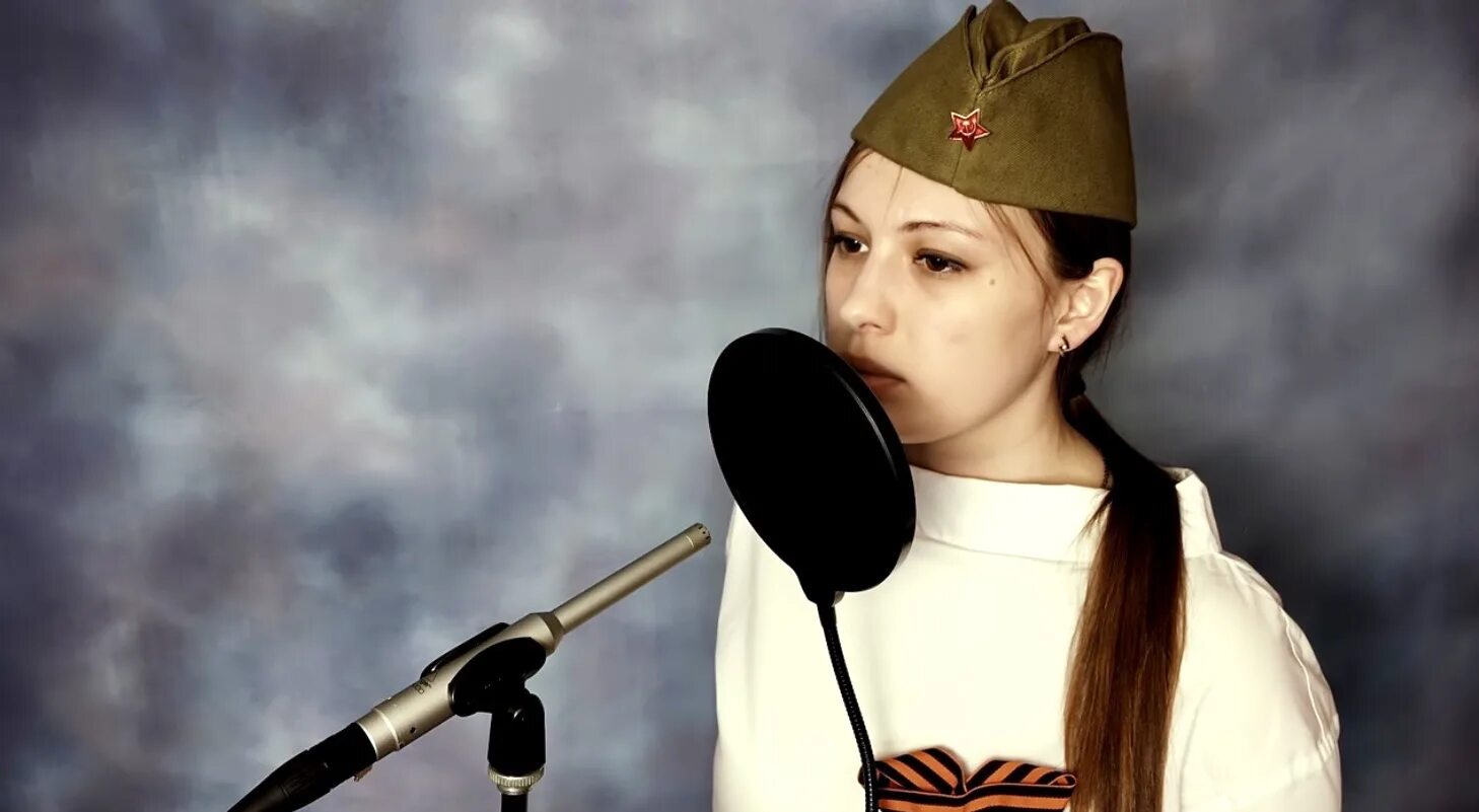 Песни войны дагестана. Девочка поет военное. Журавли Военная. Девушка поёт на войне. Современные исполнители на войне.