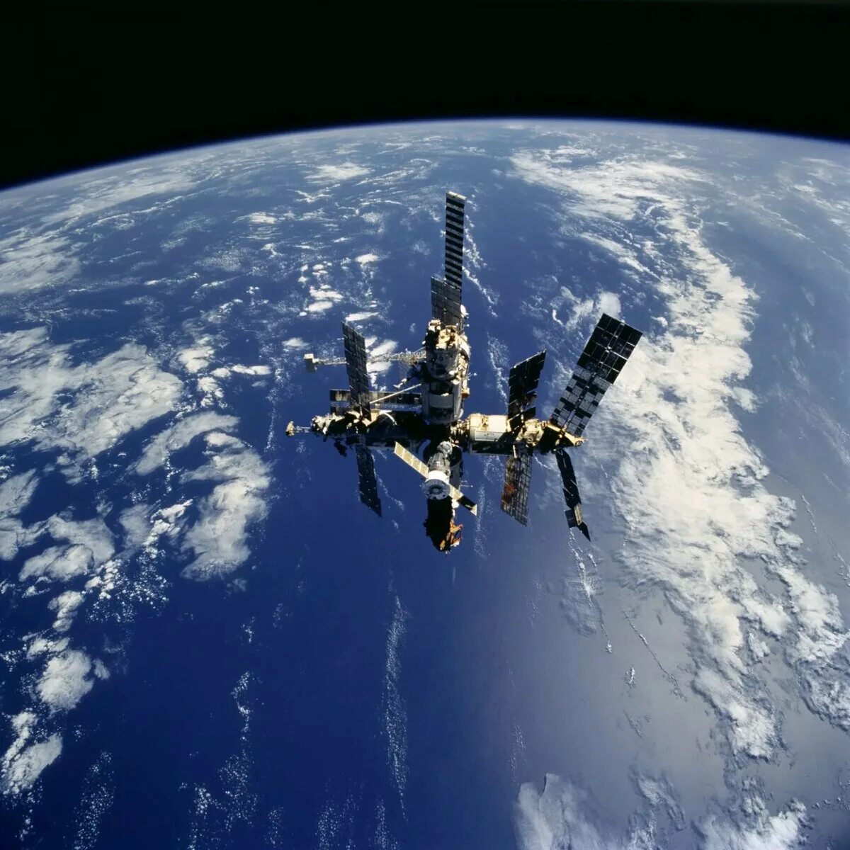 Сколько орбитальных станций в космосе. Орбитальная станция мир 1986. Мир-2 орбитальная станция. Станция мир и МКС. Российская орбитальная станция “мир”.