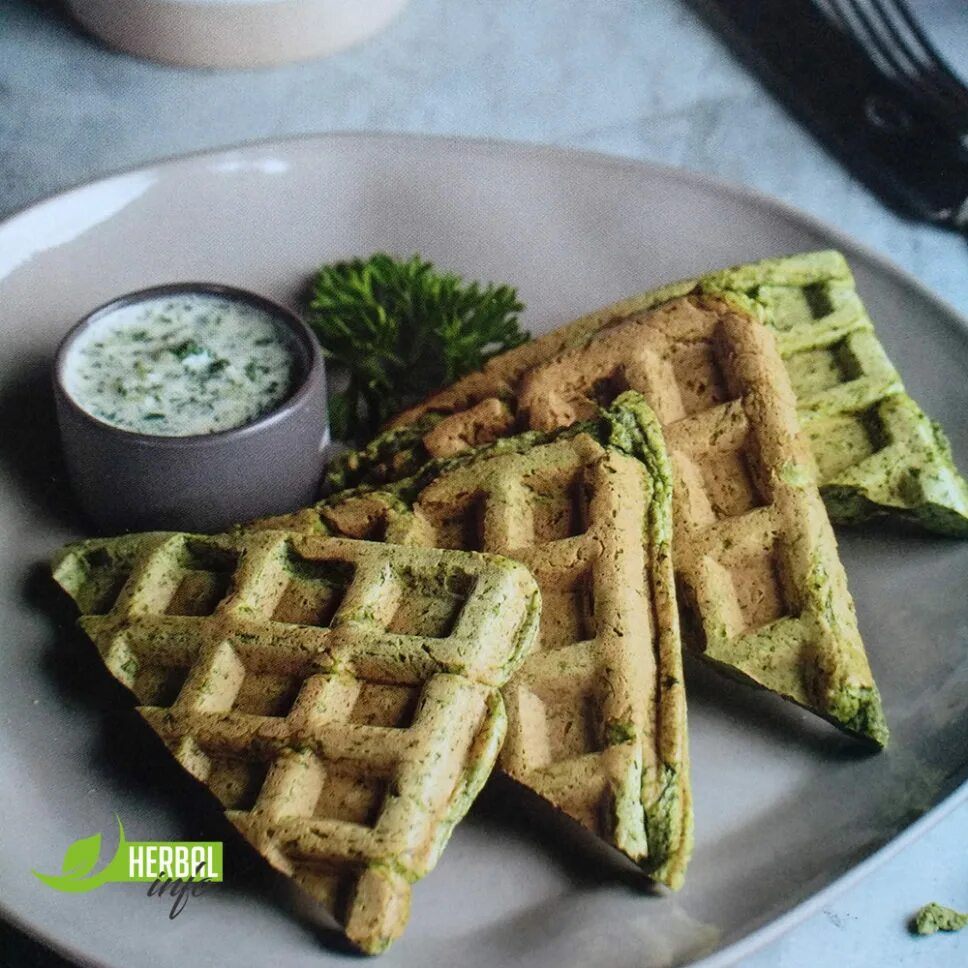 Вафли со шпинатом и сыром. Венские вафли шпинатные. Вафли со шпинатом. Сырно шпинатные вафли. Зеленые вафли.