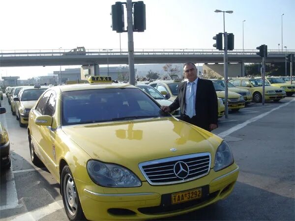 Машины премиум класса такси. W222 mercedes желтый. Такси мерседес. Германское такси мерседес е200. Мерседес 210 желтый.