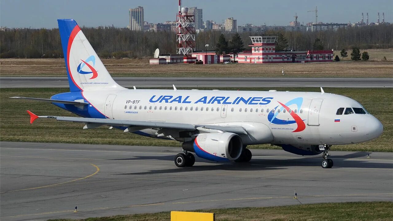 Российские самолеты пассажирские. Ural airlines самолеты. Ural airlines самолеты. Ангар уральские авиалинии фото. Самолет урал аирлинес.