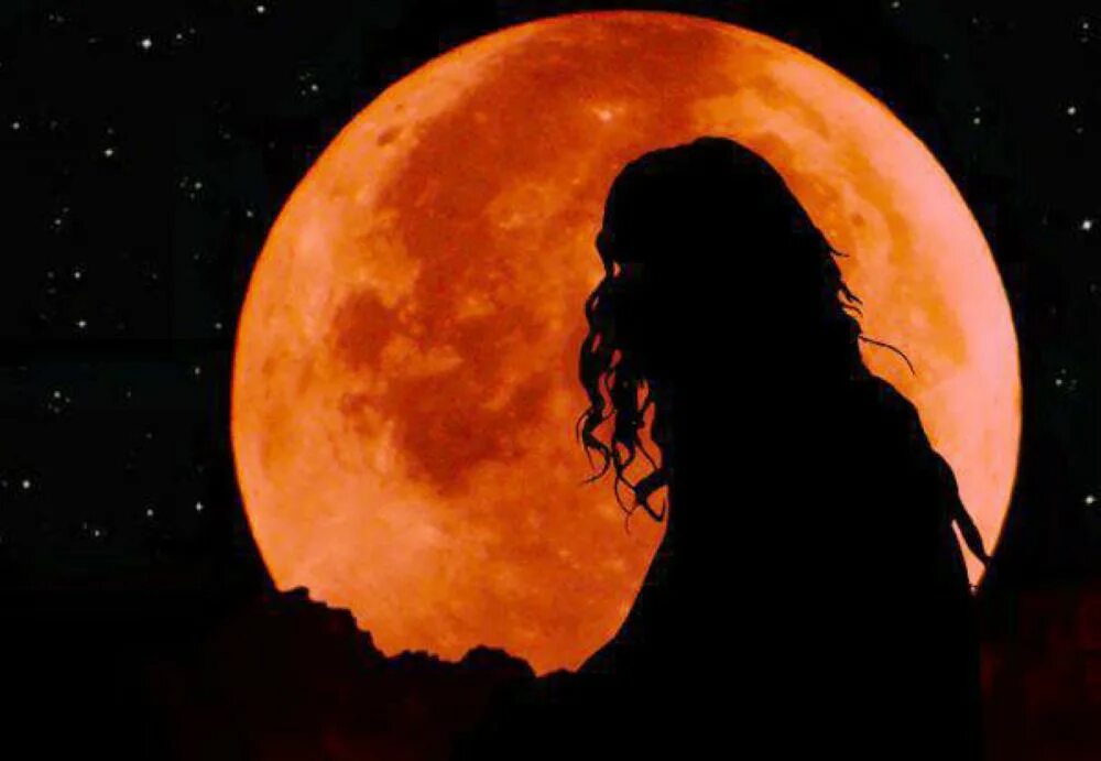 Девочка под луна. Девушка-Луна. Девушка на фоне Луны. Женщина под луной. Рыжая Луна.
