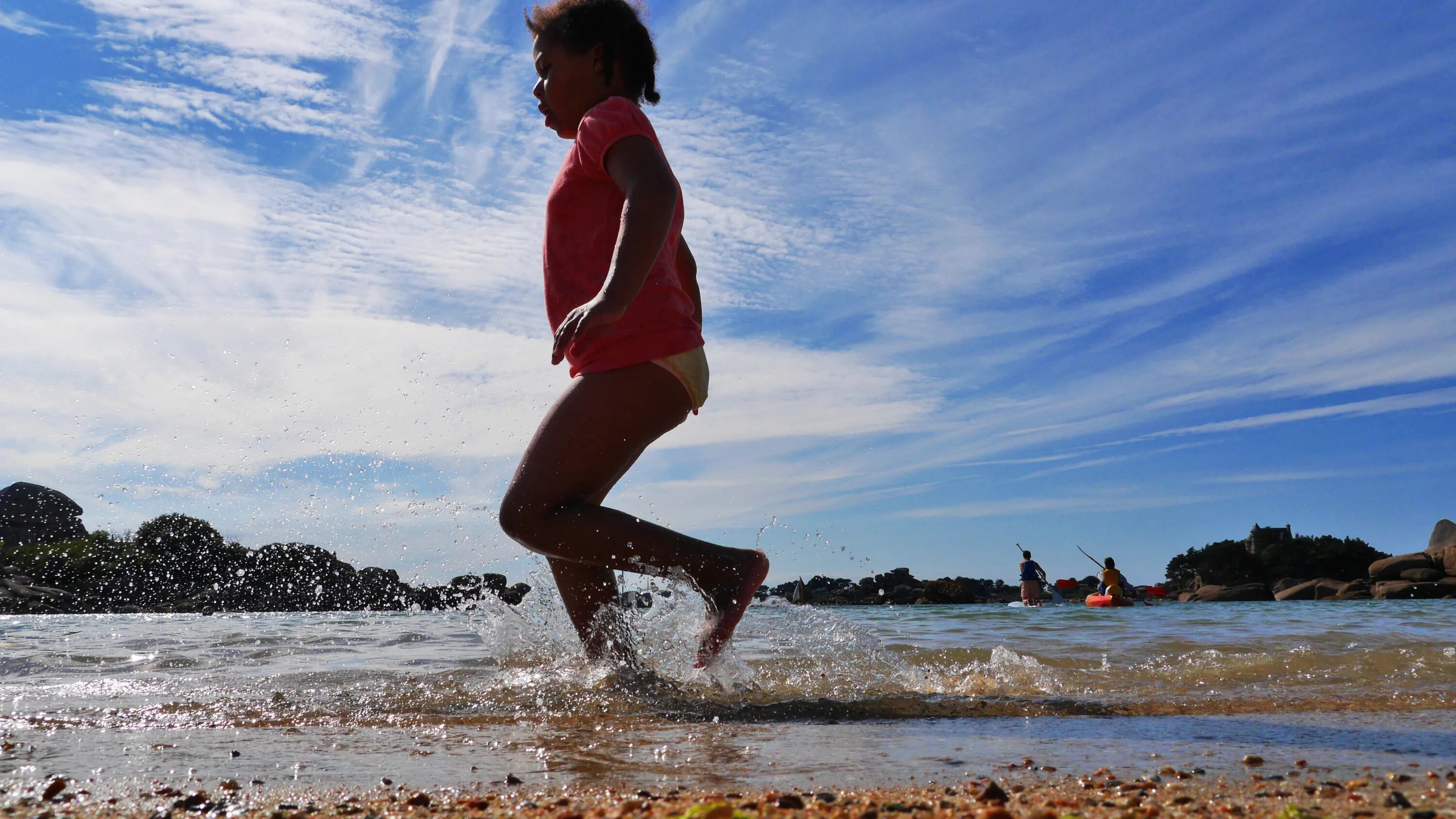 Дети бегут. Девочка бежит. Мальчик бежит по пляжу. Бег на берегу океана.