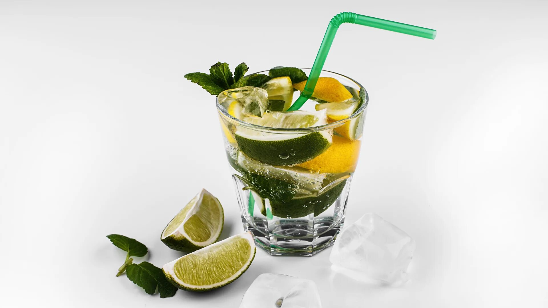 Мохито белый. Мохито лайм. Лимонад Мохито лайм. Лайм алкогольный напиток Mojito. Напиток слабоалкогольный Mojito Cocktail.