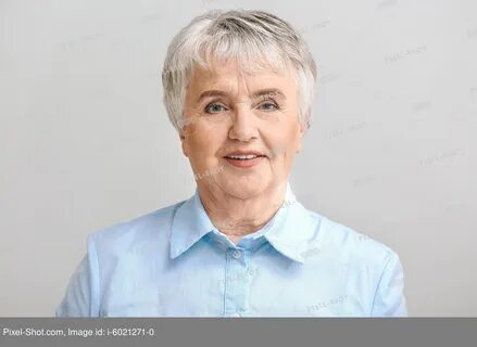 Пожилая женщина алиса