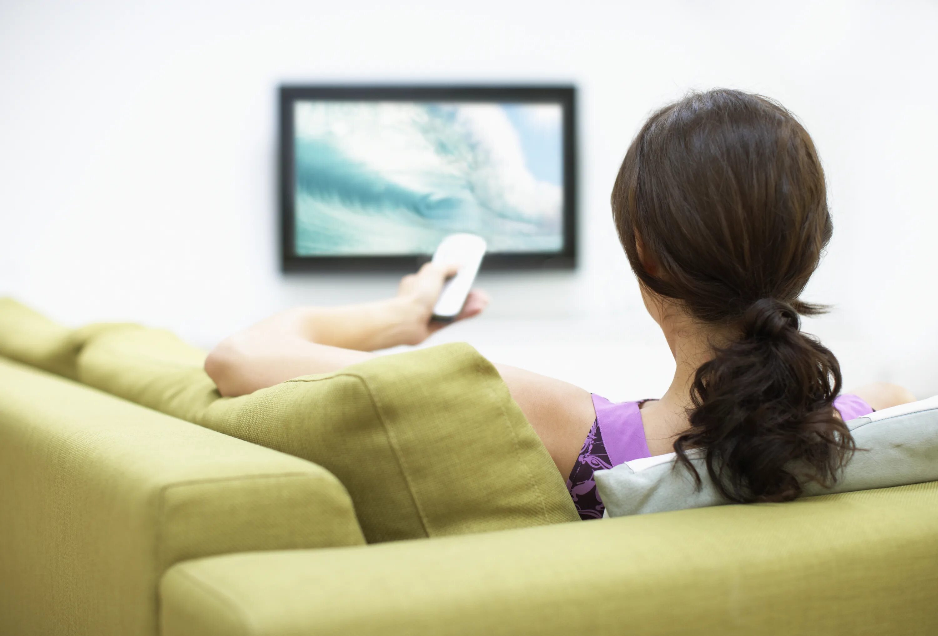 He is watching tv at the moment. Телевизор. Смотреть телевизор. Девушка перед телевизором. Девушка смотрит телевизор.