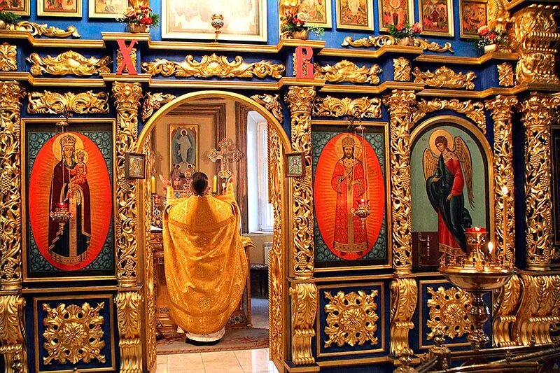 выставка в феодоровском соборе. почему мальчиков заносят в алтарь. кощунство в феодоровском соборе. женщина в алтаре православной церкви. почему мальчиков заносят в алтарь.