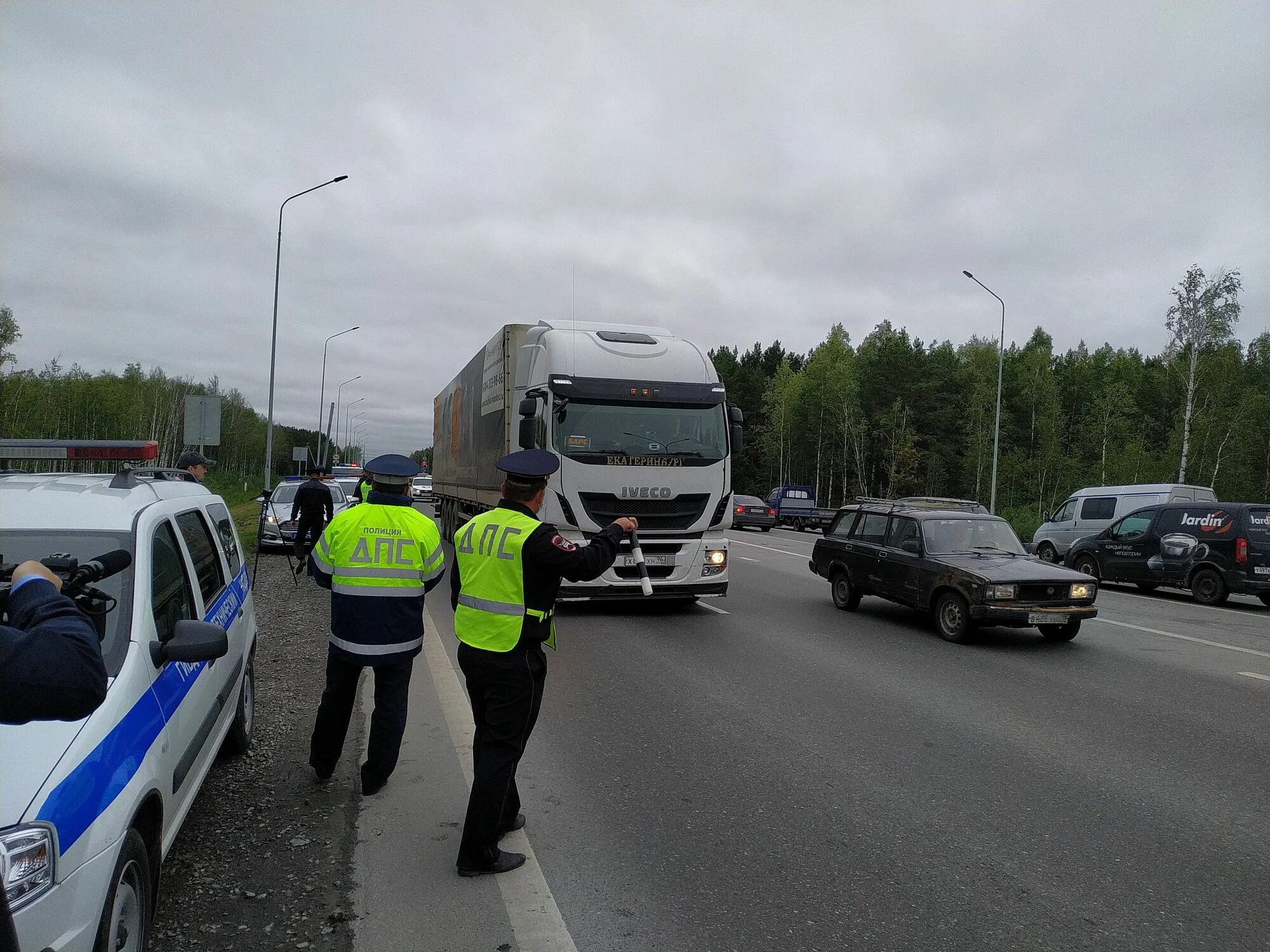 ДПС остановил фуру. ДПС проверяет фуру. ГИБДД фура. Милиция остановила фуру. Остановить грузовик