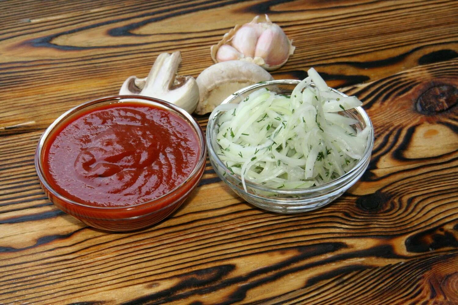 Соус к шашлыку. Соус для шашлыка. соус белый и красный. красный соус для шашлыка. соус белый и красный к шашлыку.