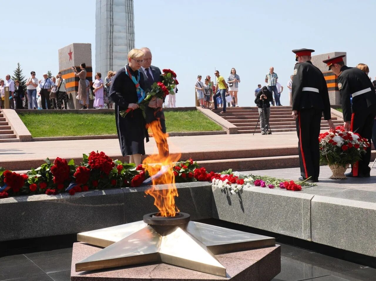 Вечный огонь Самара площадь славы. 22 Июня 2022 Самара возложение. Площадь славы Самара. Вечный огонь Самара Куйбышев. 22 июня видео