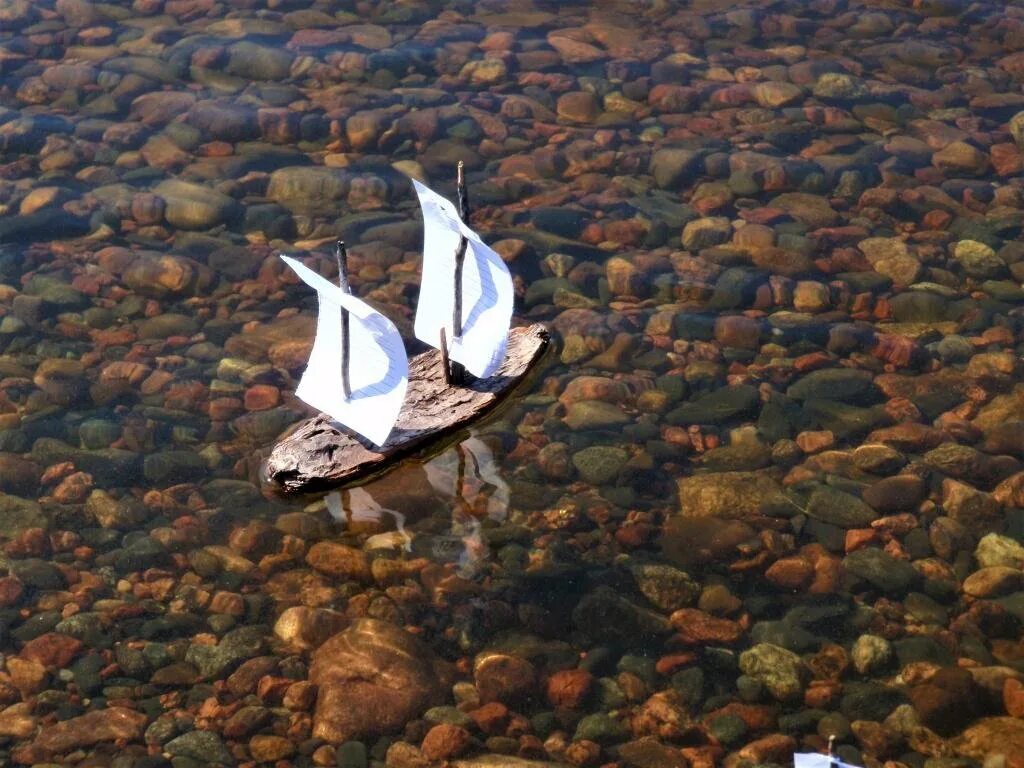 Кораблик из листочка дерева. Кораблик из листьев аппликация. Корабль из осенних листьев. Кораблики из листьев. Кораблик из осенних листьев.