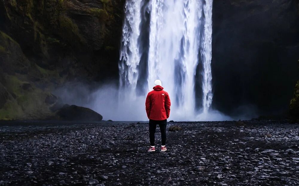 Brain 28. Водопад и человек. Человек рядом с водопадом. Мужчина на фоне водопада. Человек под водопадом.