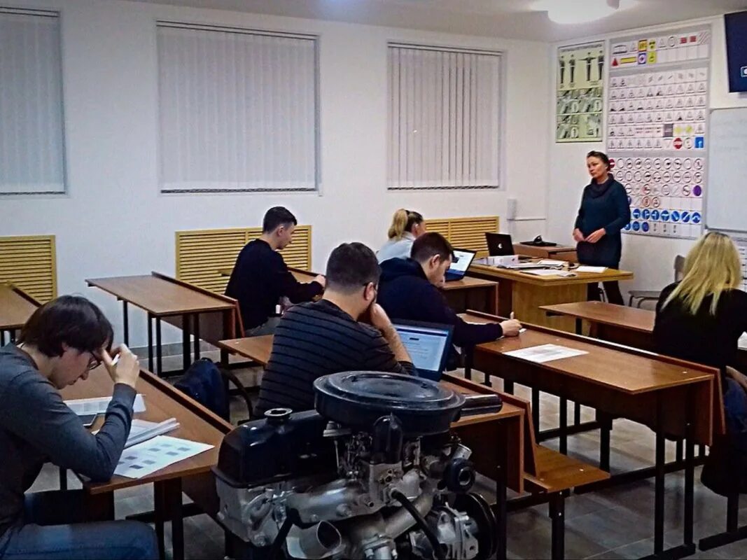 Курсы учеба. Лондонский университет бизнеса. Техникумы спб с автошколой. А. Преподаватель вшм спбгу в аудитории.