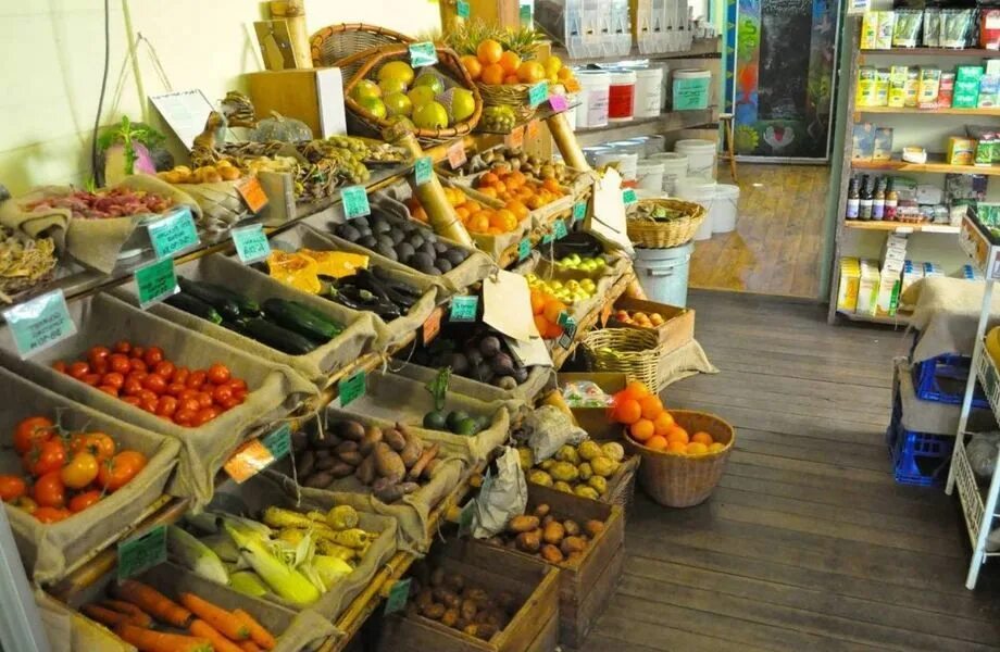 Магазин 25 овощи. Овощной прилавок. Прилавок с овощами и фруктами. Овощной магазин. Овощной отдел в магазине.