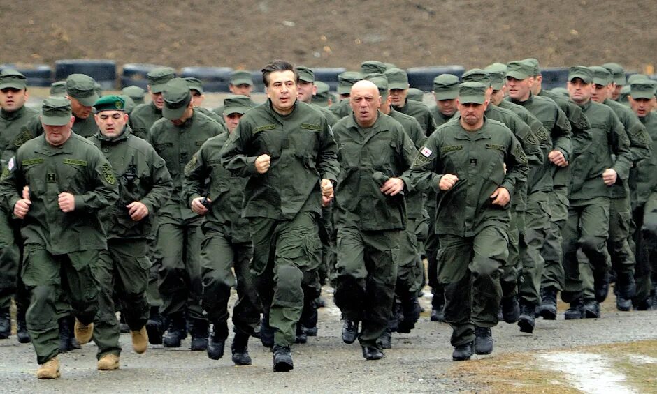 Бежали робкие грузины. Армия Грузии. Саакашвили в армии. Пробежка армянский спецназ.