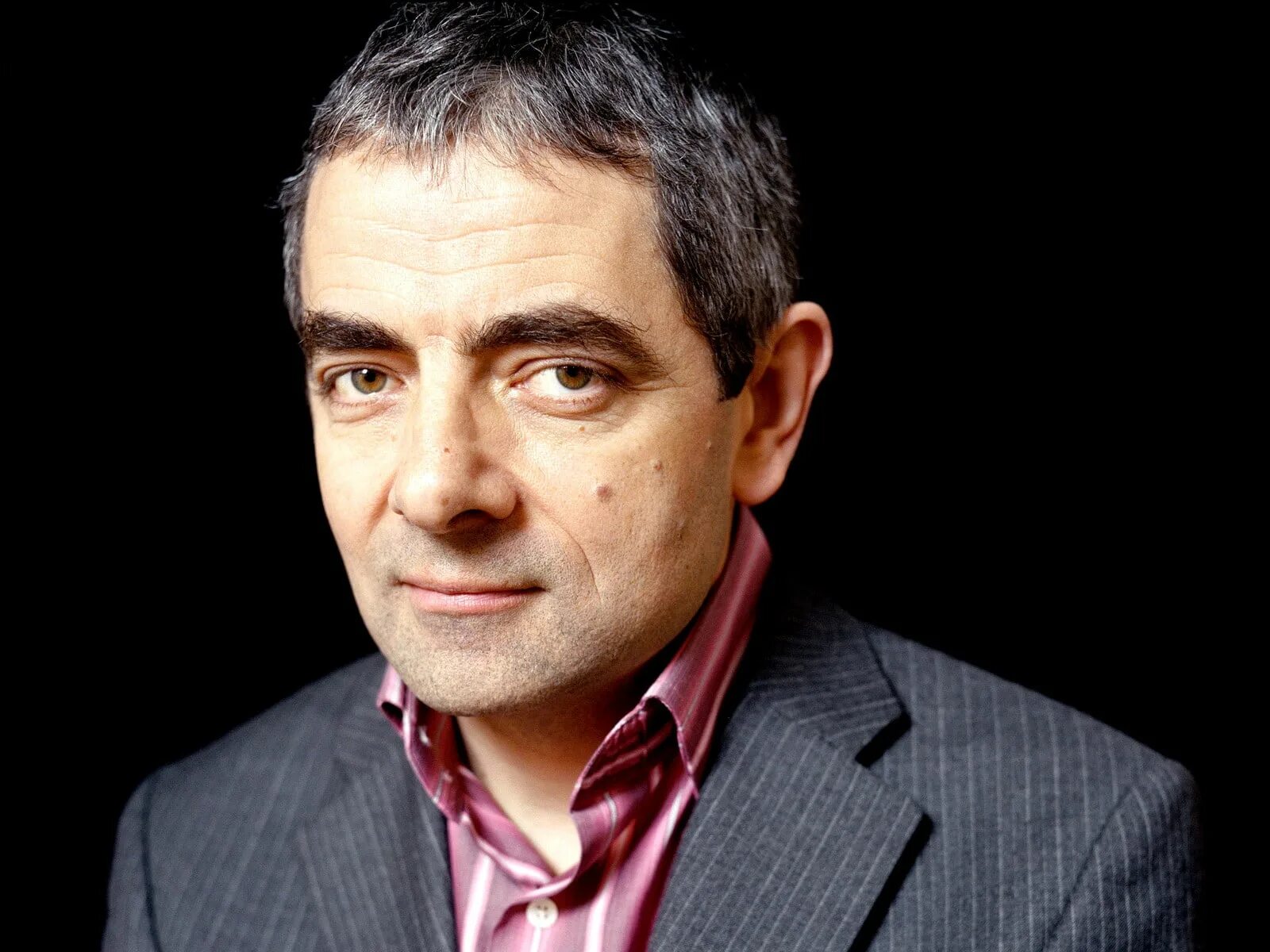 Что такое комик. Роуэн аткинсон. актер комик роуэн аткинсон. роуэн аткинсон мистер бин. роуэн себастьян аткинсон 2023.