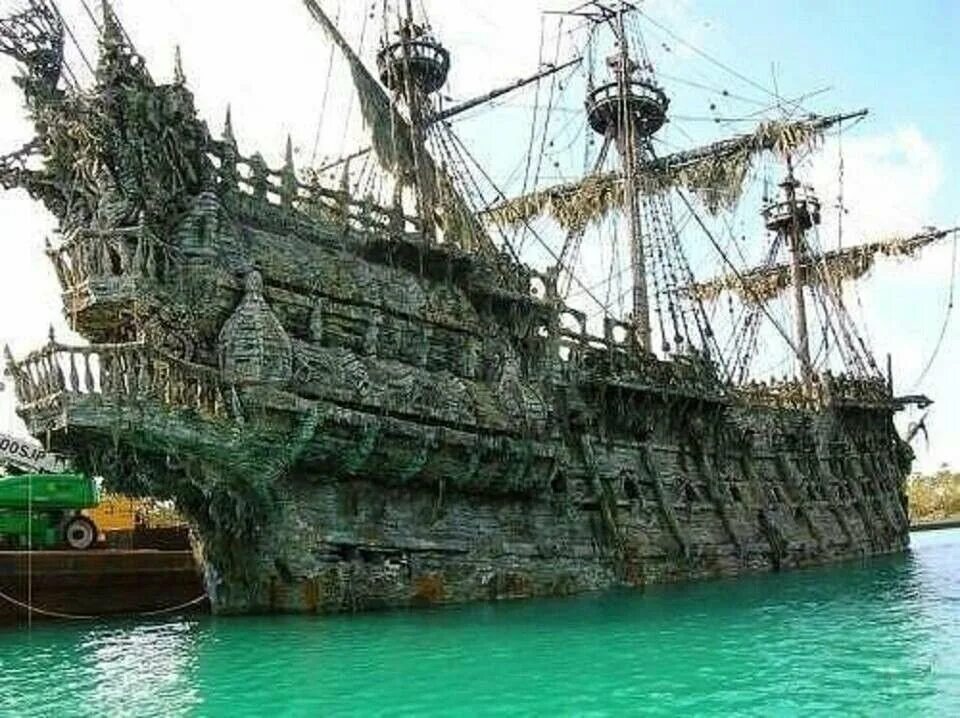 Ужасные корабли. Летучий голландец корабль пираты Карибского моря. Корабль "Летучий голландец". Летучий голландец из пиратов Карибского моря. Пираты Карибского моря корабль призрак.