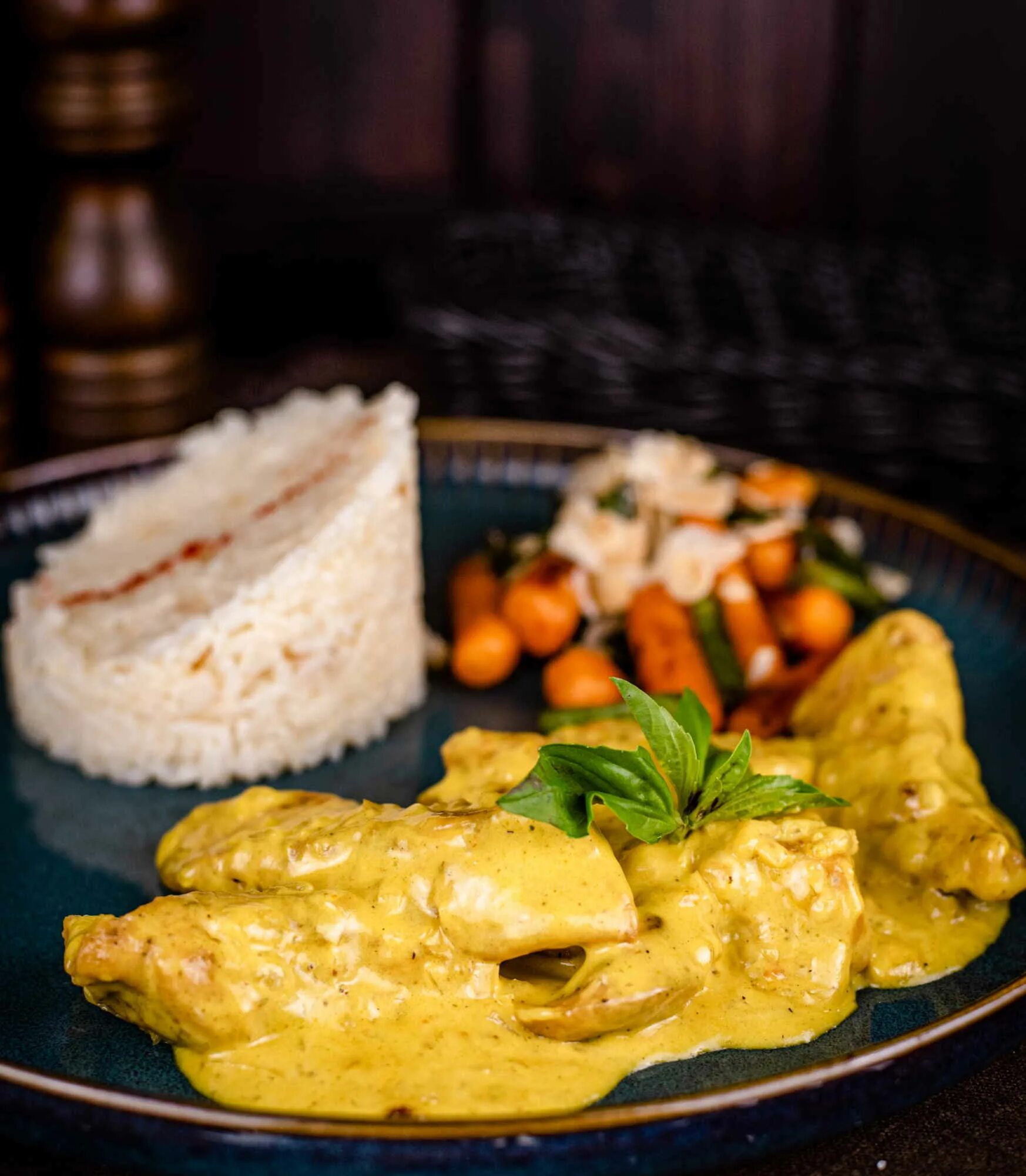 Curry ресторан. Курица карри ресторан. курица карри подача в ресторане. цыпленок карри ресторан. curry ресторан москва.