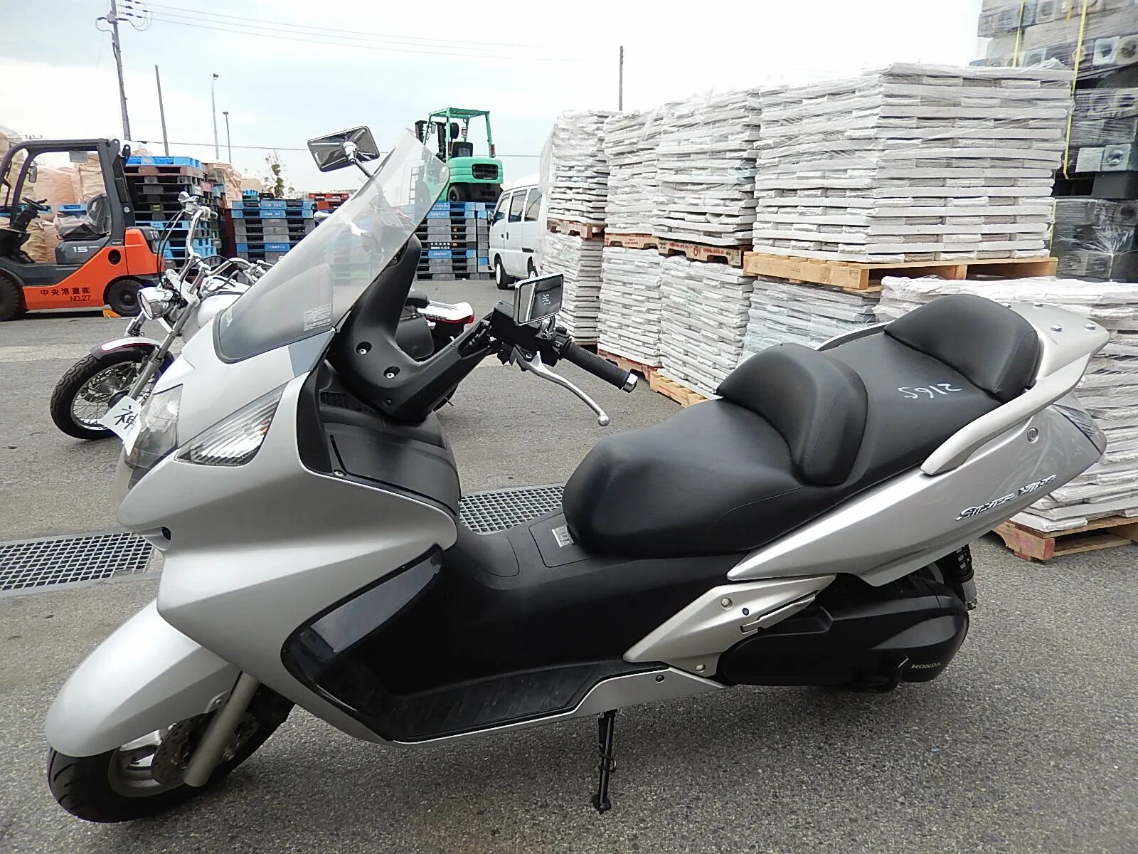 Купить мотоцикл из японии во владивостоке. Макси скутер Honda Silver Wing 600. Honda Сильвер Винг 600. Максискутер Хонда Сильвер Винг 600. Макси скутер Хонда Сильвер Винг.