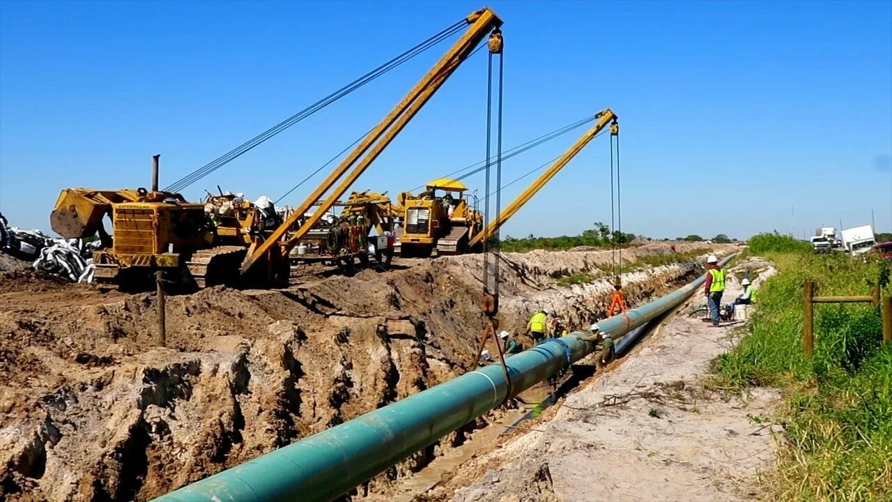 Стройка трубы. Строительство нефтепровода. стройка нефтепровода. стройка газопровода.