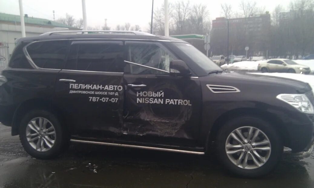 Пиликает машина. Пеликан авто. Ниссан Пеликан. Разгромил автосалон в Москве. Nissan прикольные названия.