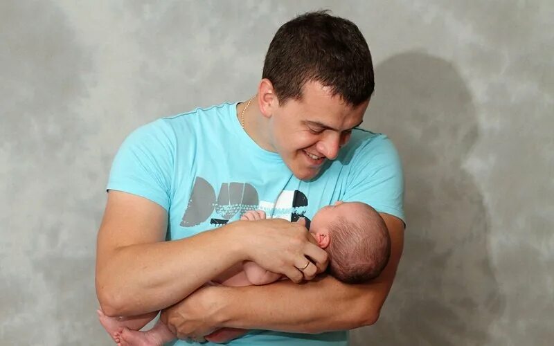 Мужчина держит ребенка. Мужчина с ребенком на руках. Ребенок на руках у папы. Мужчина с младенцем.