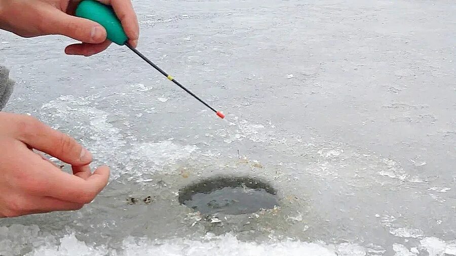 Зимняя ловля видео. Ловля на мормышку со льда. Мормышки для зимней рыбалки. Зимняя удочка для ловли на мормышку. Лунка рыбалка.