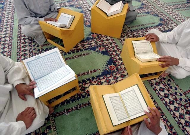 Читаем коран медленно. Маленький Коран. Коран здание. Чтение Корана. Самый маленький Коран в мире.