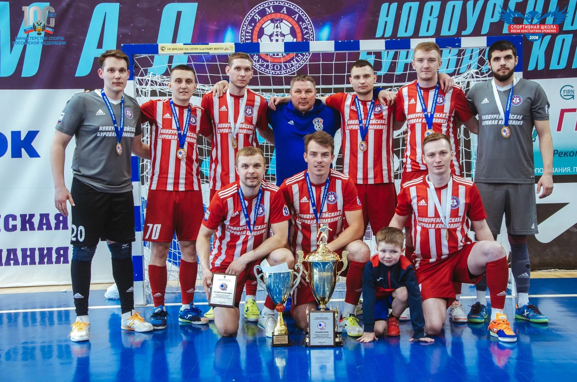 Нубк новый уренгой. Доступный спорт черепаново. Снегоходы люди савтоматыми. Территория спорта. Уренгой спорт.