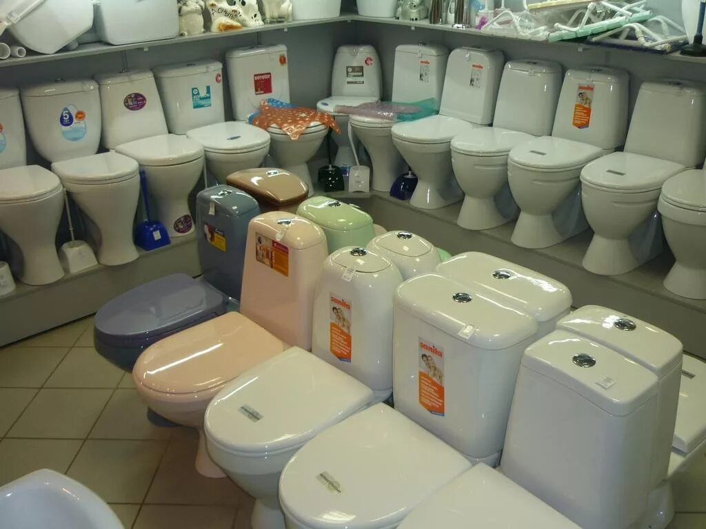 Сколько стоят унитазы в магазине. Магазин сантехники унитазы. модели унитазов. сантехника для туалета. много унитазов.