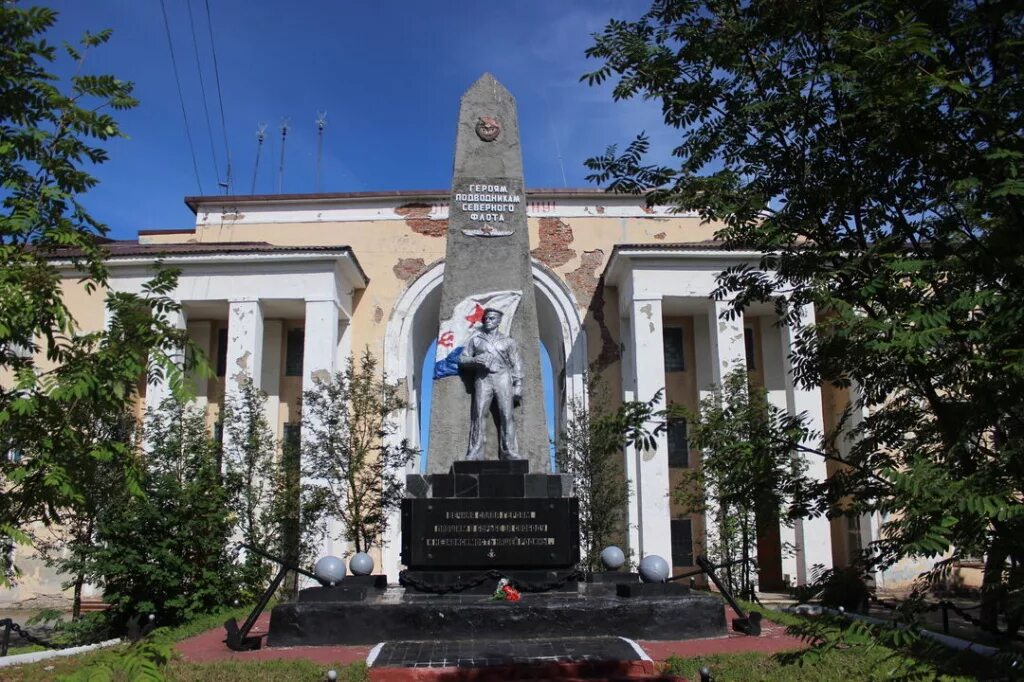 Памятник героям-подводникам Северного флота Полярный. Памятники в Полярном Мурманской области. Памятники города Полярный Мурманской области. Памятник подводникам в Полярном. Памятник 1944 года