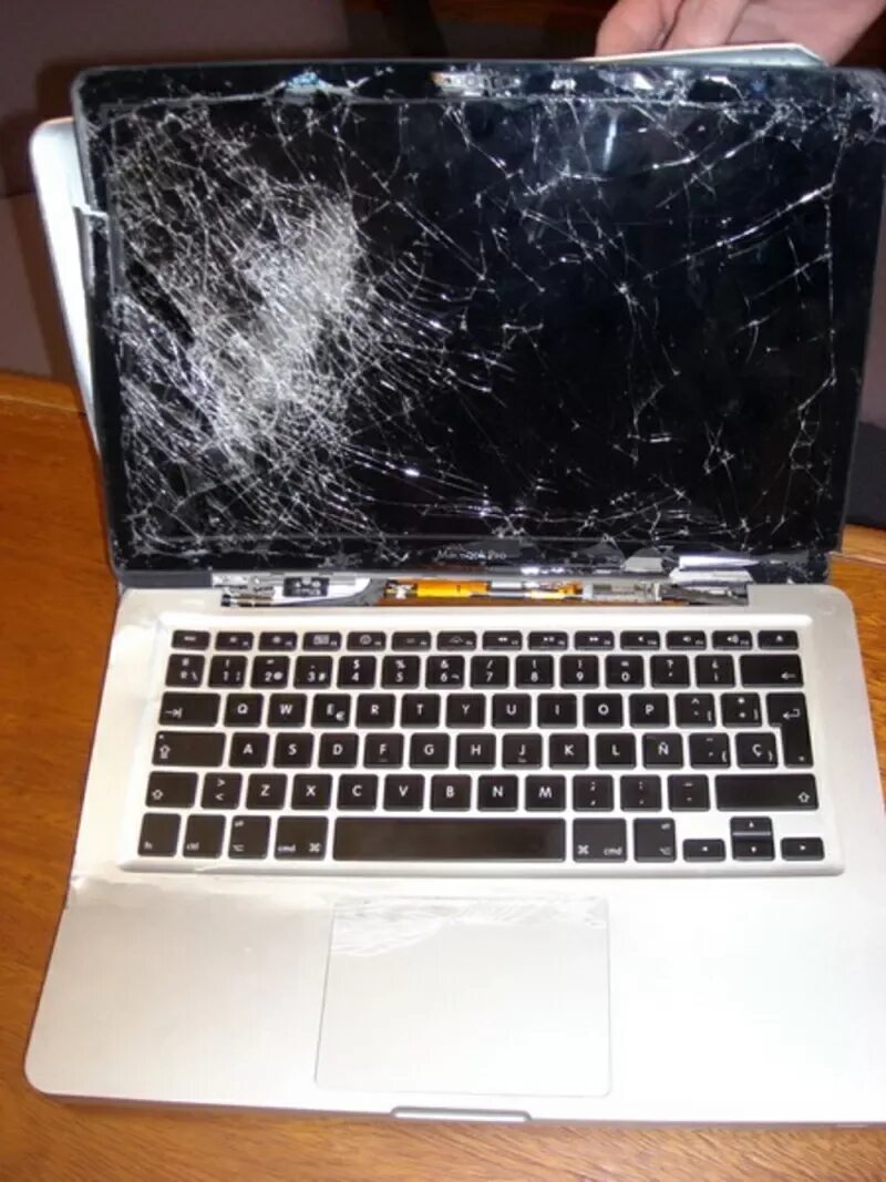 Разбил ноутбук. Разбитый ноутбук. Разбитый макбук. Сломанный ноутбук. Поломанный ноутбук.