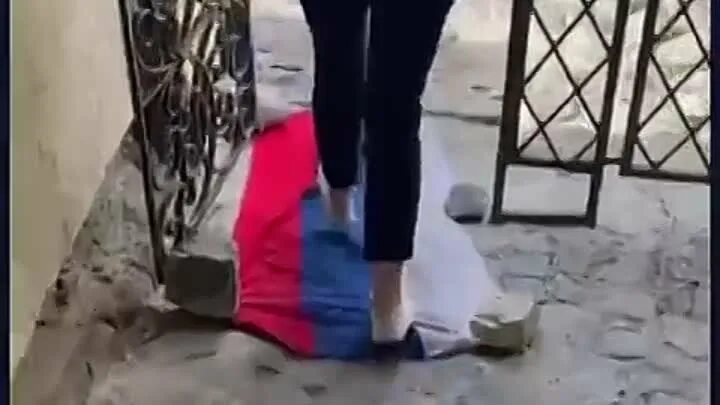 Целует ботинки. Избили девочку закладчицу. Унижение ролик. Унижения девушек в школе. Вытирают ноги об украинский флаг.