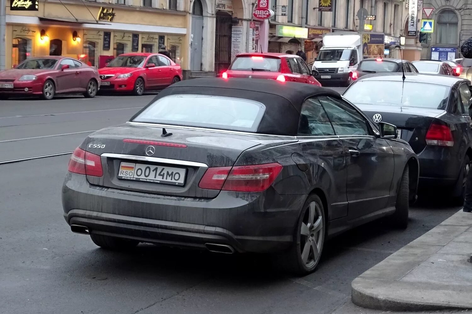 флаг осетии на машине. автомобили в южной осетии. южная осетия 1994. осетинский флаг на машине. южная осетия машины.