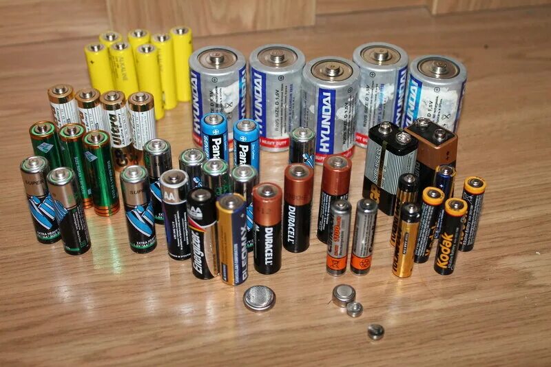 Какие там батарейки. Батарейки. Отработанные батарейки. Старые батарейки. Контейнер для батареек.